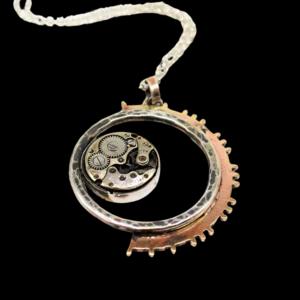 Eclissi - Medaglione con cerchio battuto e meccanismo e ingranaggio di orologio a pendolo | Artigiano in Fiera