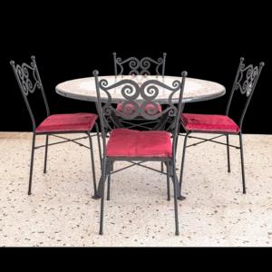 Tavolo in pietra lavica con ceramica di Caltagirone decorato a mano con 4 sedie, dm 120cm | Artigiano in Fiera