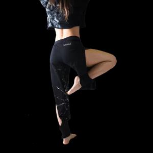 Pantaloni yoga da donna, fatti e dipinti a mano, nero | Artigiano in Fiera