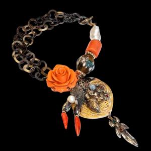 Collana con rosa in corallo, corno, argento 925 e oro rosa 18k | Artigiano in Fiera